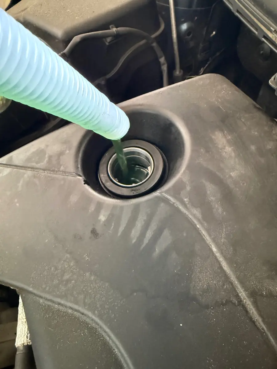 Nieuwe motorolie bijvullen tijdens auto-onderhoud
