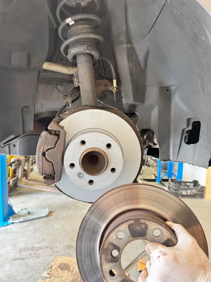 Versleten en nieuwe remschijf bij een remmenreparatie in Nijkerk